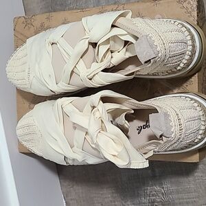 Free People  Chapmin  Crochet Sneaker size 41 in Ivory